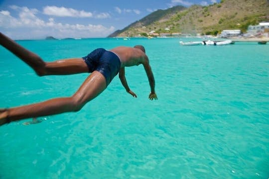 Passeio de catamarã ao pôr do sol em Sint Maarten com lanches e bar aberto