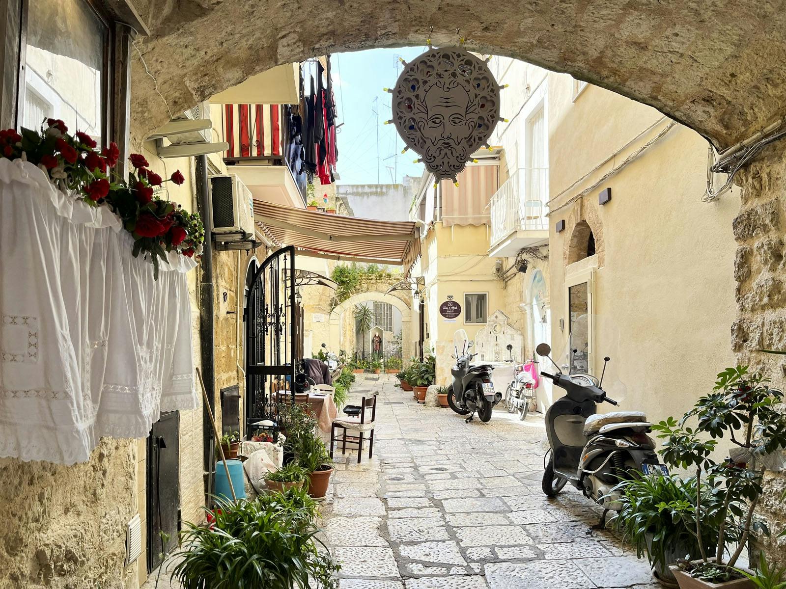 Spacer odkrywania lokalnych tajemnic Starego Miasta w Bari