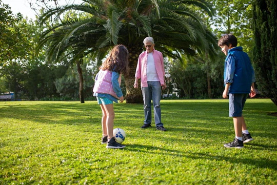 Family private walking tour in Cannes