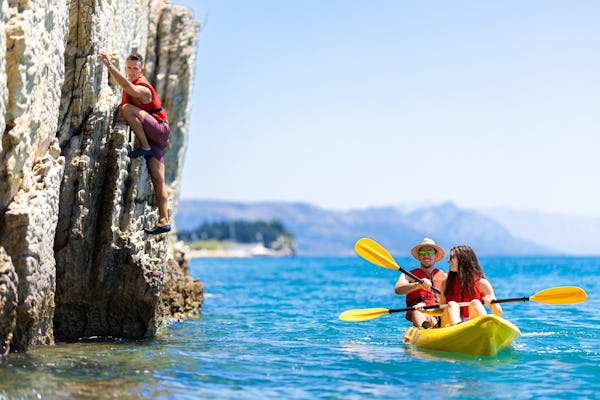 Visite guidée en kayak avec arrêts de plongée en apnée depuis Split