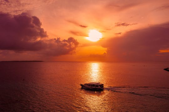 Cruise bij zonsondergang vanaf RIU Atoll en RIU Palace Maldivas
