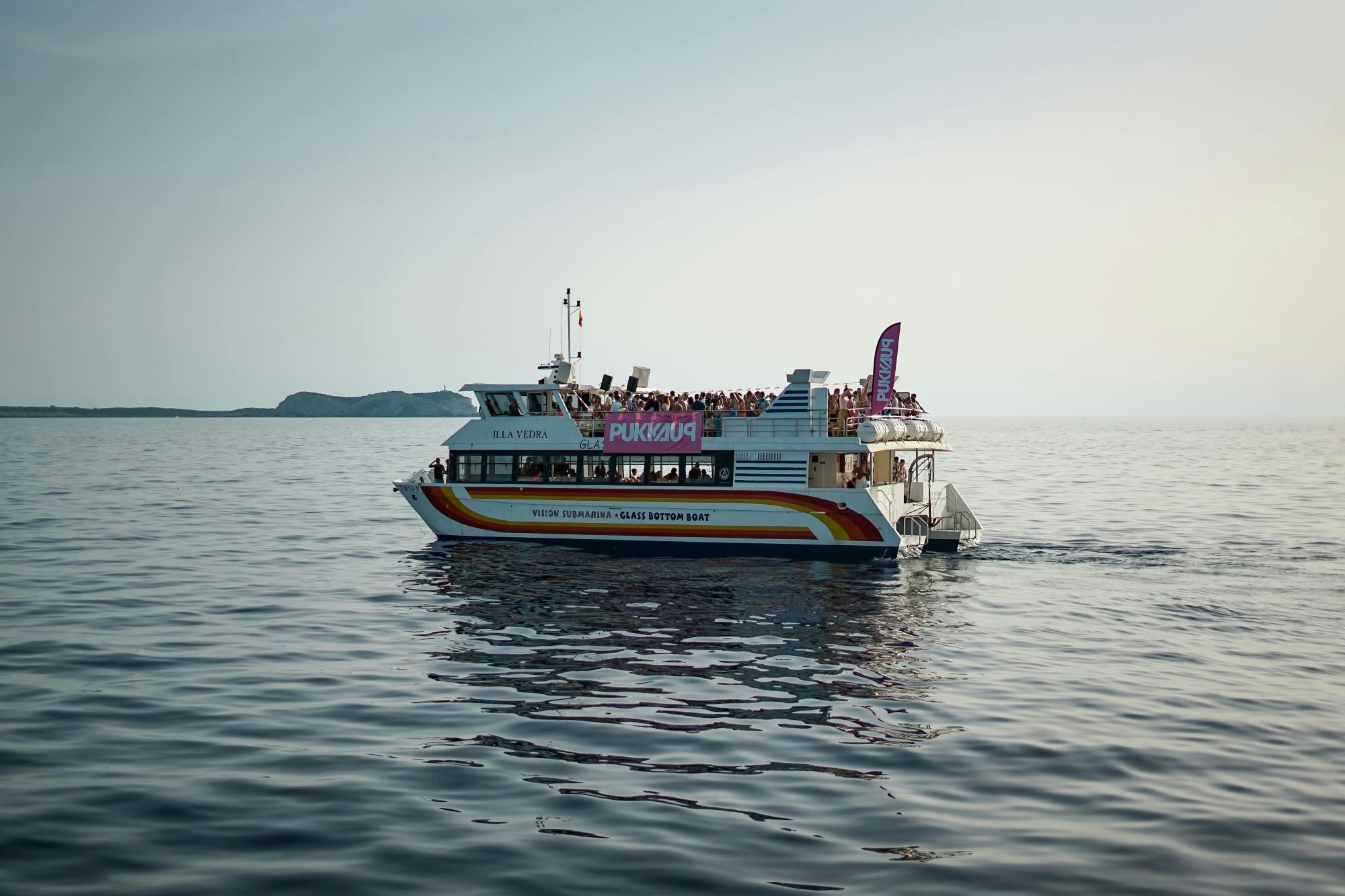 Fête en bateau au coucher du soleil à ibiza : Pukka Up Boat Party