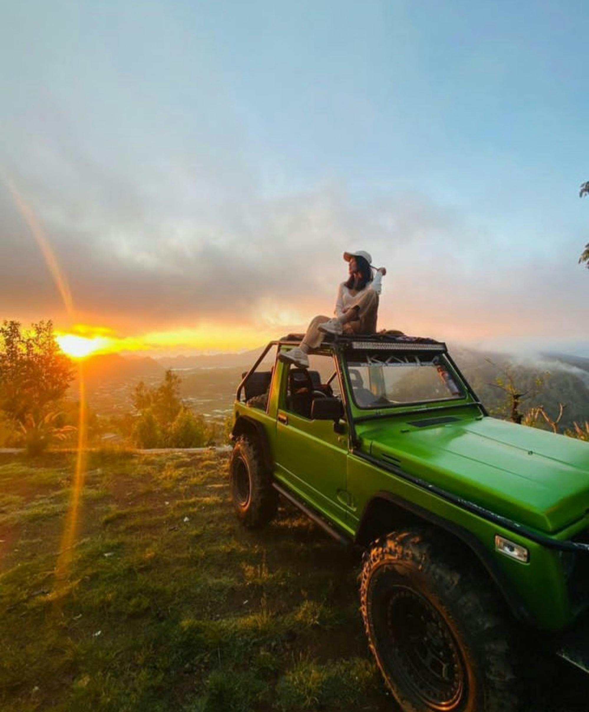 Tour privado en jeep por el amanecer y las aguas termales del monte Batur
