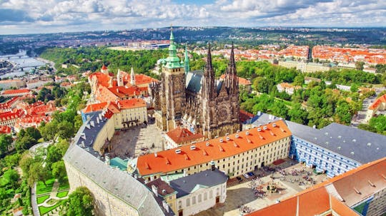 Excursão a pé pelo Castelo de Praga com traslado de ônibus