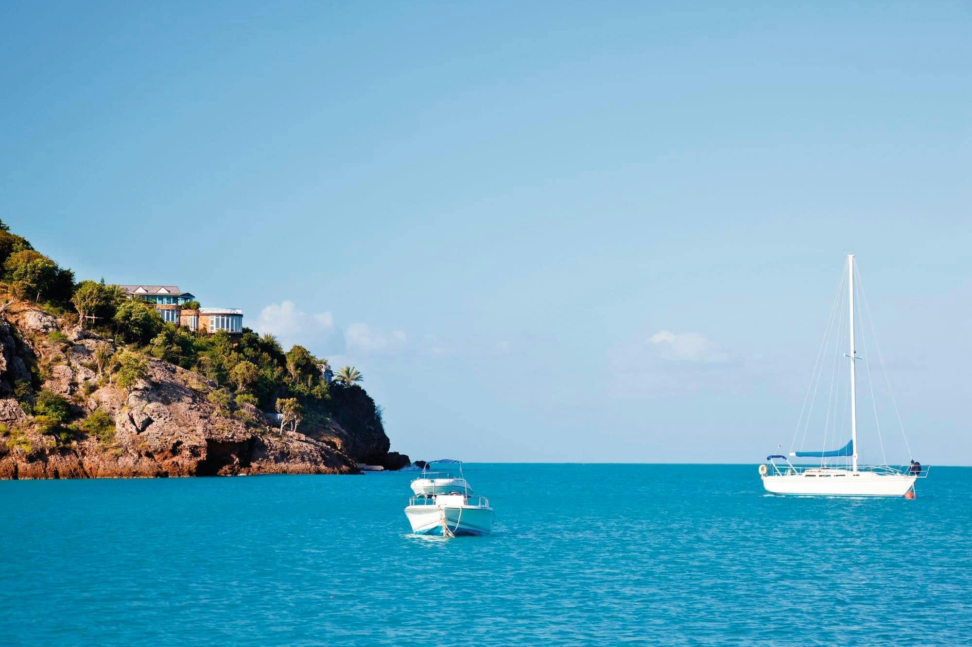 Excursion en bateau rapide dans la baie d'Agia Pelagia pour faire de la plongée en apnée