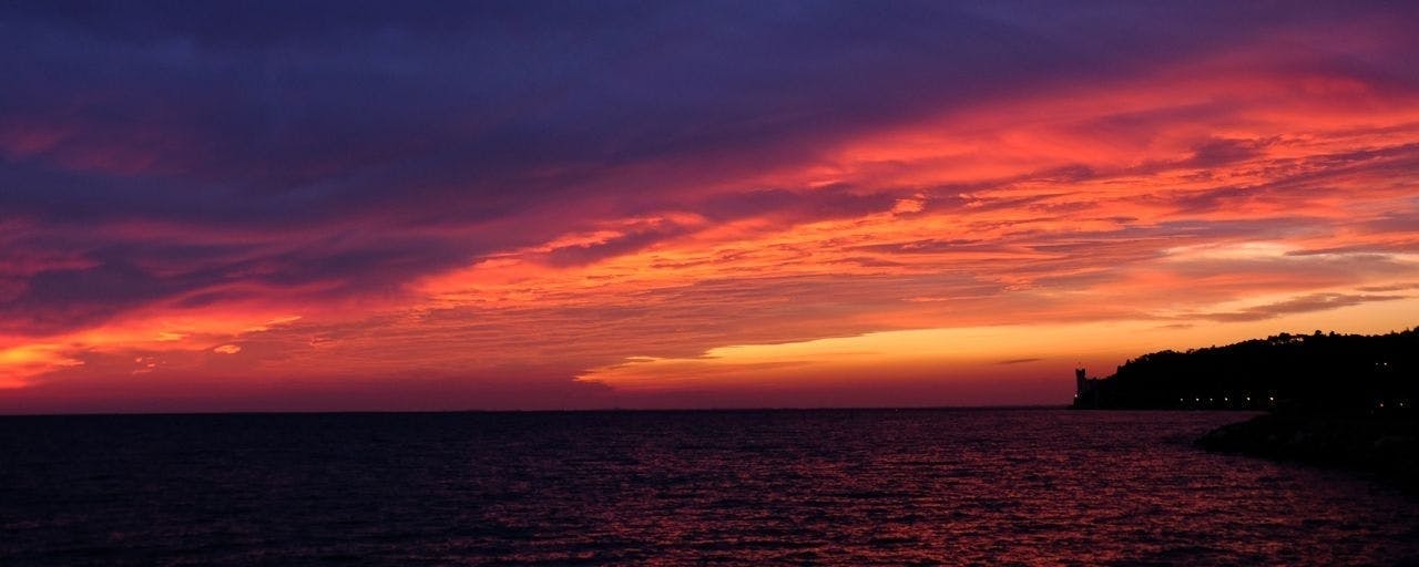 Riserva di Miramare in barca elettrica al tramonto
