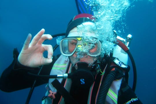 Mergulho de descoberta subaquática da praia de Pod Beli