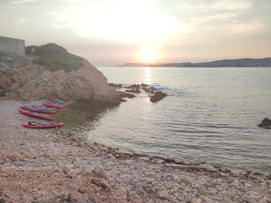 Passeio de caiaque guiado ao pôr do sol de Bandol com aperitivos e bebidas