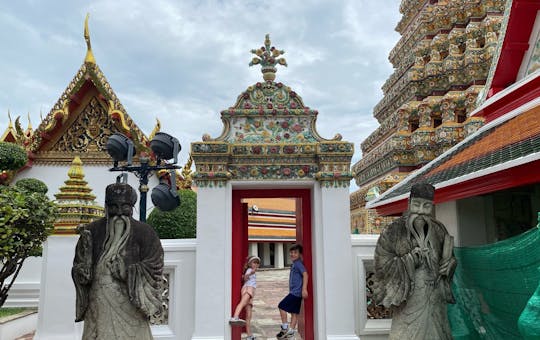 Sabores e templos ao longo do tour privado de Chao Phraya
