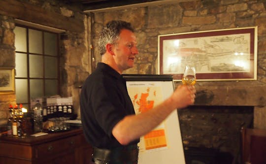 Edinburgh old town walking tour with whisky tasting