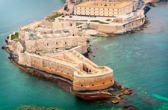 Escursione guidata in barca all'Isola di Ortigia e alle Grotte Marine