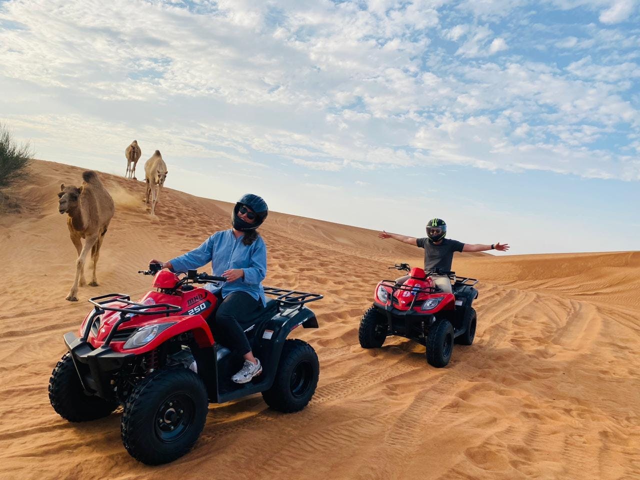 Doppelte Quad-Fahrt in der Wüste von Dubai mit Sandboarding, Kamelritt und BBQ