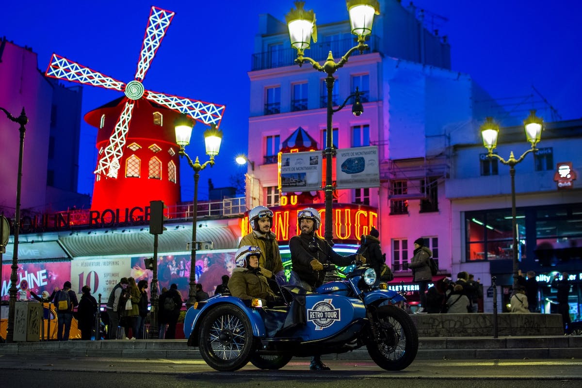 Visite nocturne romantique de Paris en side-car avec champagne
