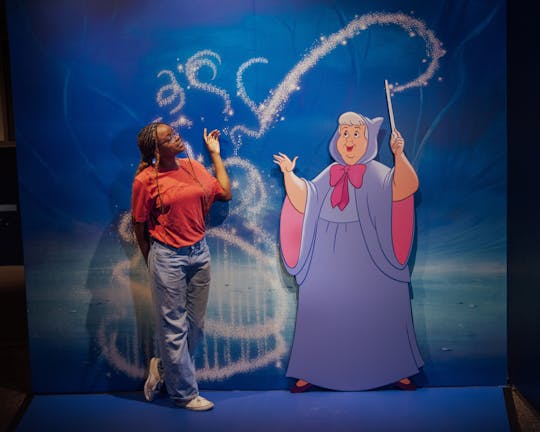 Disney 100: The Exhibition met 24-uur durende hop on, hop off-bustour
