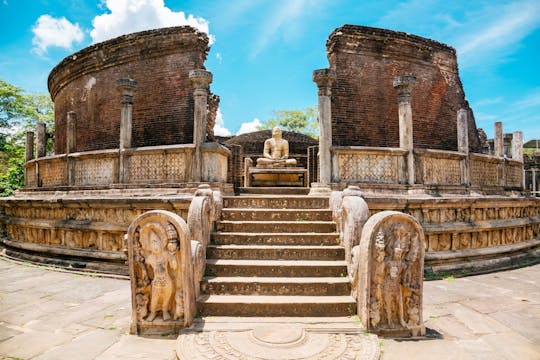 Excursión de un día a la antigua ciudad de Polonnaruwa desde la costa este