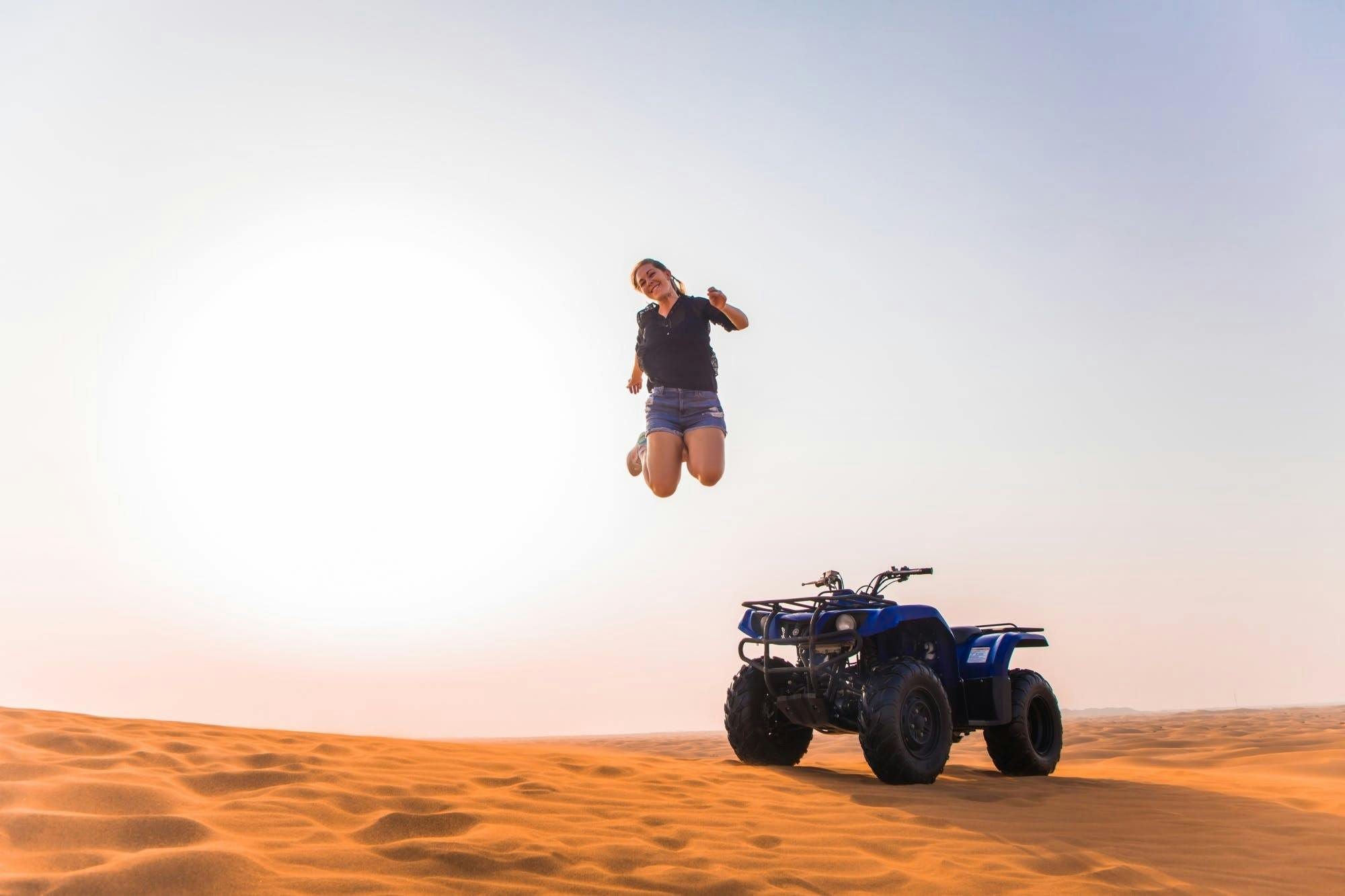 Giro singolo in quad nel deserto di Dubai con sandboarding, giro in cammello e barbecue