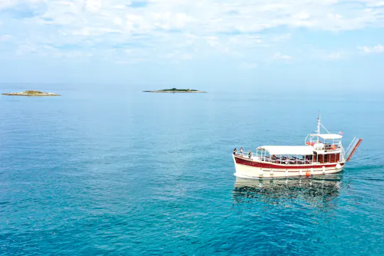 Boat tour in Poreč around 20 Islands with a glass of wine