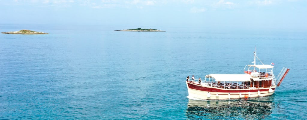 Giro in barca a Parenzo intorno alle 20 isole con un bicchiere di vino