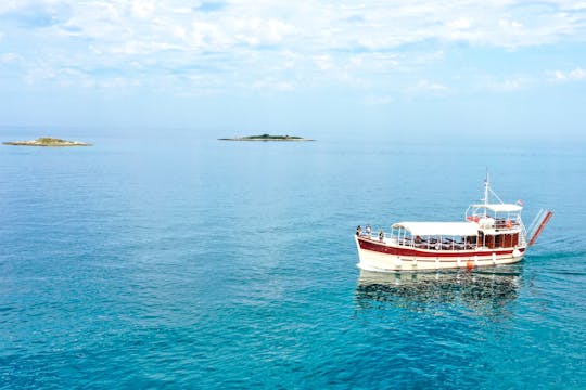 Paseo en barco por Poreč por 20 islas con una copa de vino