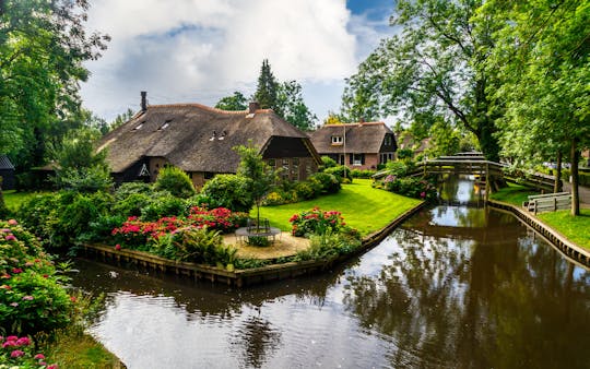 Day Trip to Giethoorn, Authentic Boat Cruise and Walking Tour