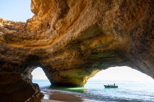 Tour in barca di 1 ora per piccoli gruppi alle grotte e alle spiagge di Armação de Pêra