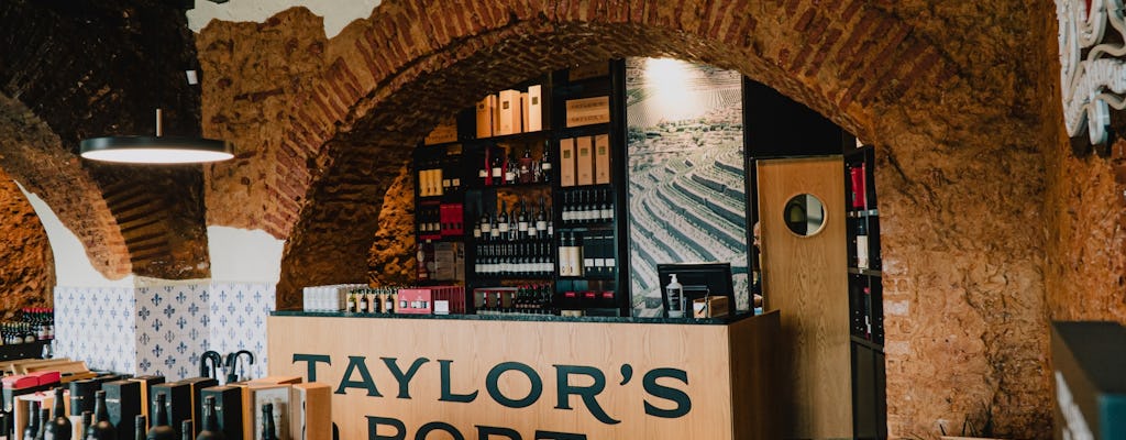 Sklep z winami porto Taylor's i sala degustacyjna w Lizbonie