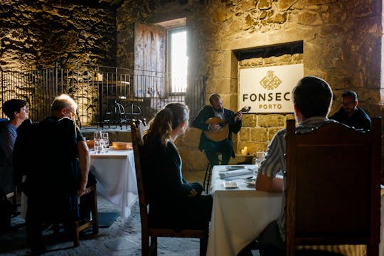 Show de Fado ao vivo, vinho do Porto e jantar no Fonseca no Porto