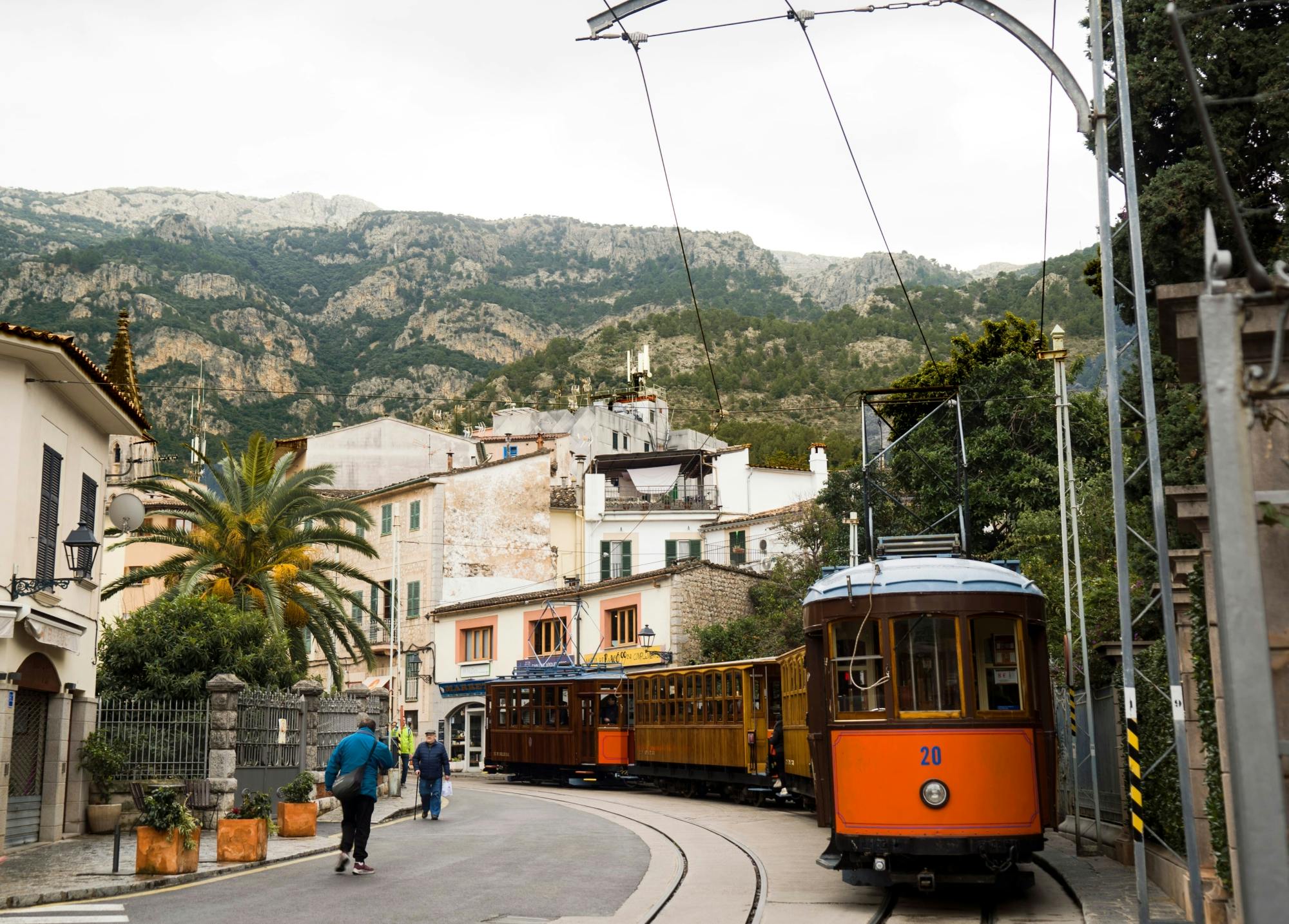 Wycieczka po wioskach w górach Serra de Tramuntana z zabytkowym pociągiem VIP