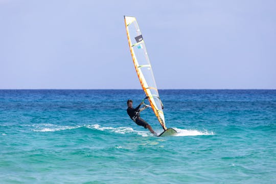 Lekcja windsurfingu w zatoce Lygaria
