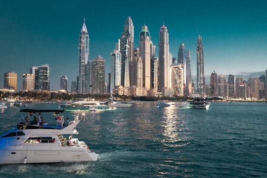 Gita notturna in yacht a Dubai con tartine e bevande