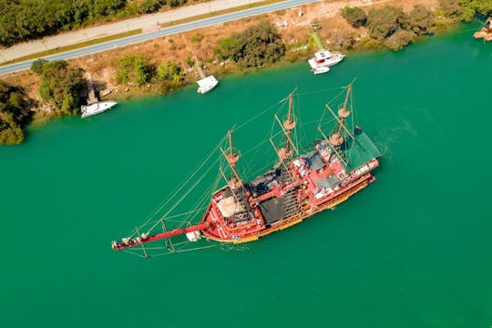 Cruzeiro de barco pirata saindo de Manavgat