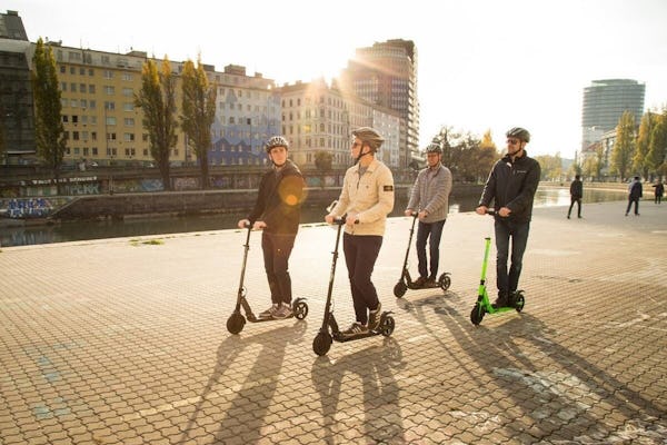 Kazimierz présente une visite de 2 heures en scooter électrique à Cracovie