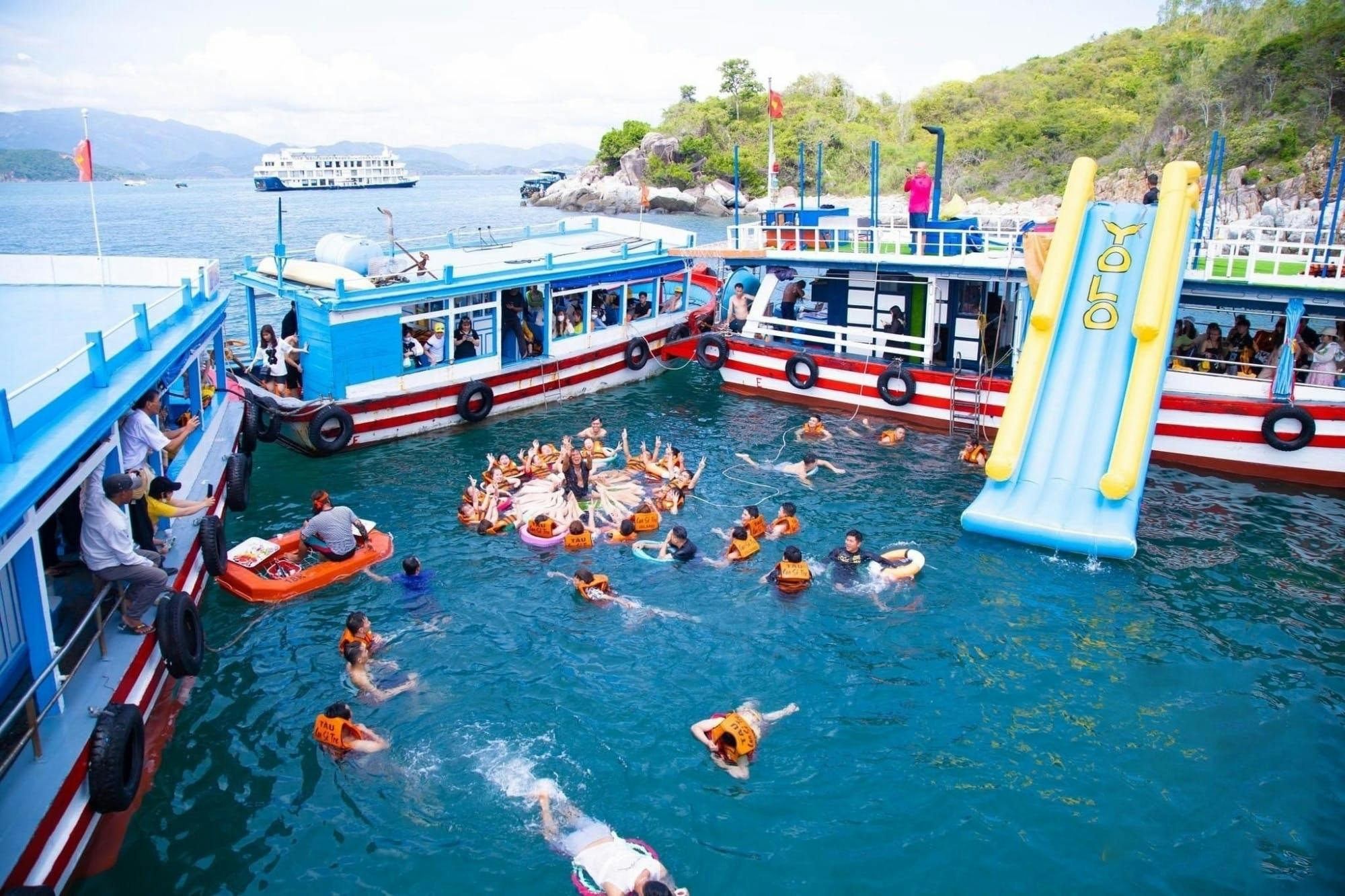 Pływająca łódź barowa z atrakcjami wodnymi z Nha Trang