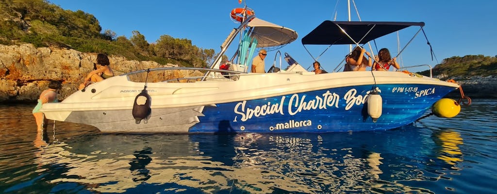 Sport acquatici e divertente gita in barca privata a Cala Dor