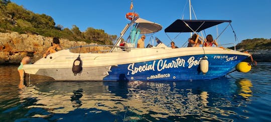 Esportes aquáticos e diversão em barco particular em Cala Dor