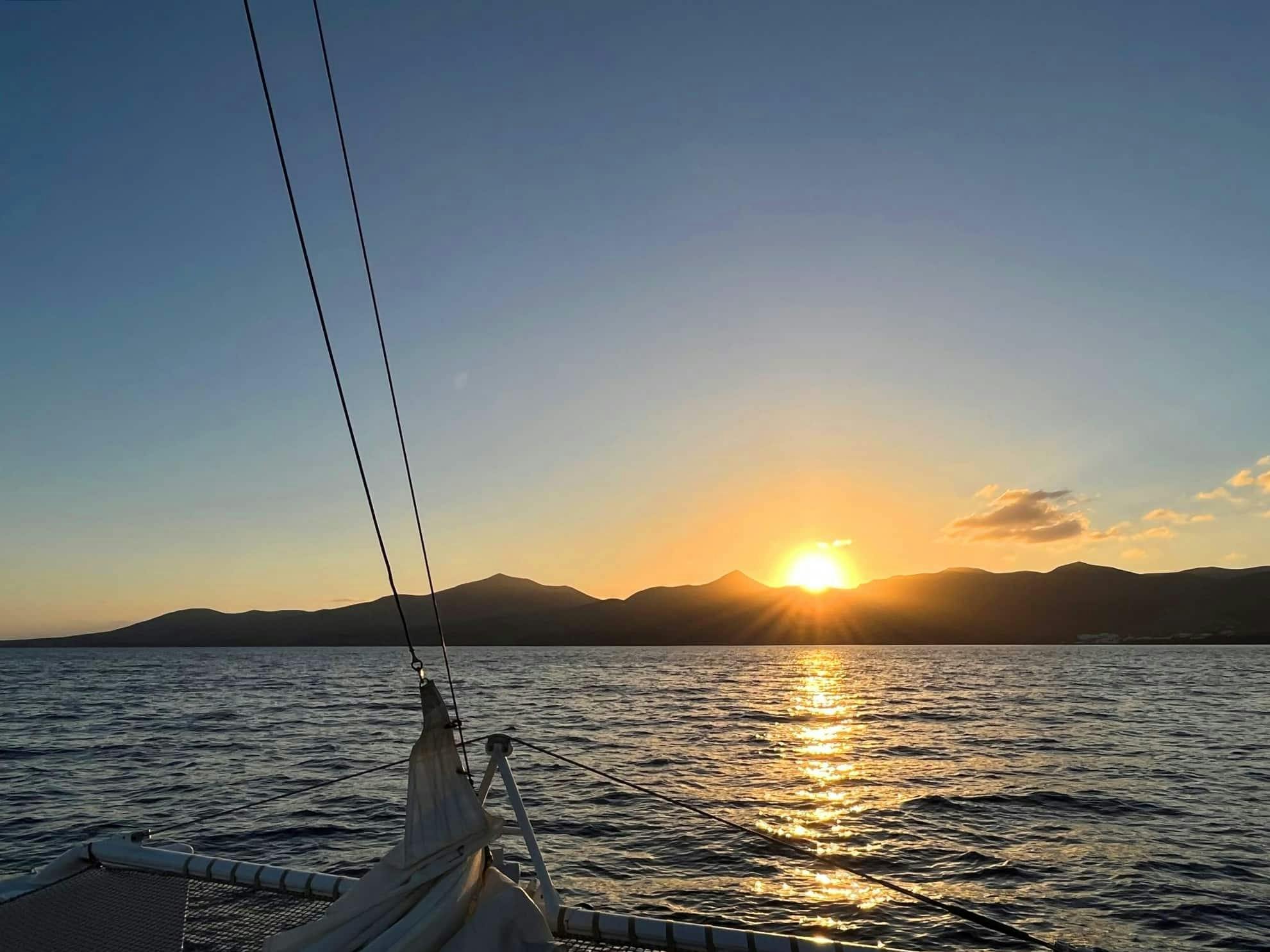 Croisière en catamaran à Lanzarote pour repérer les dauphins au coucher du soleil