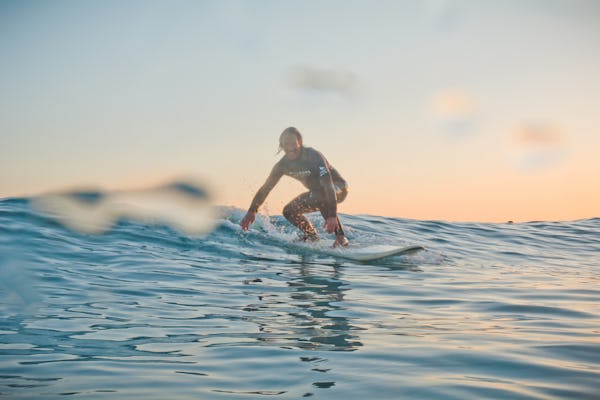 Clase de surf en las playas blancas del sur de Fuerteventura