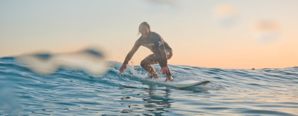 Zajęcia surfingowe na białych plażach południowej Fuerteventury