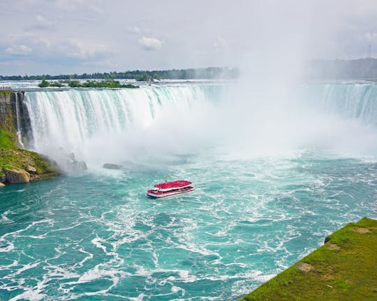 Niagara Falls day tour with boat and lunch from Toronto