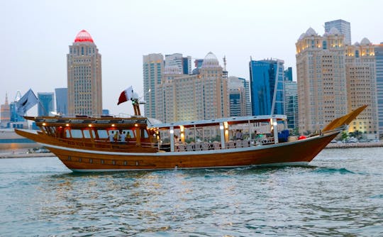 Cruzeiro turístico em Doha a bordo de um barco dhow árabe