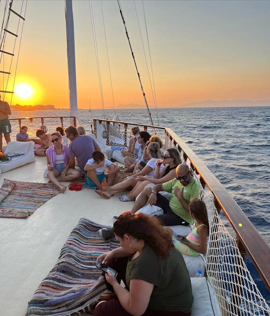 Cruise bij zonsondergang op Rhodos