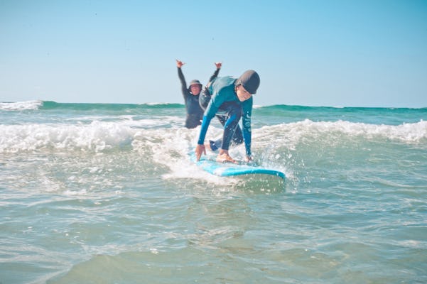 Lezione di surf per bambini e famiglie a Fuerteventura