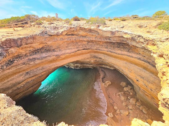 Visite de la grotte de Benagil et de la plage de Marinha et bodyboard au départ de Faro