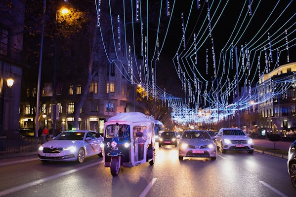 Weihnachtsbeleuchtungstour durch Madrid im privaten Eco Tuk Tuk