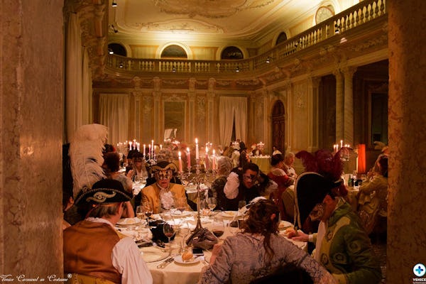 Wieczorny taniec i kolacja w kostiumach karnawałowych w Wenecji 2024