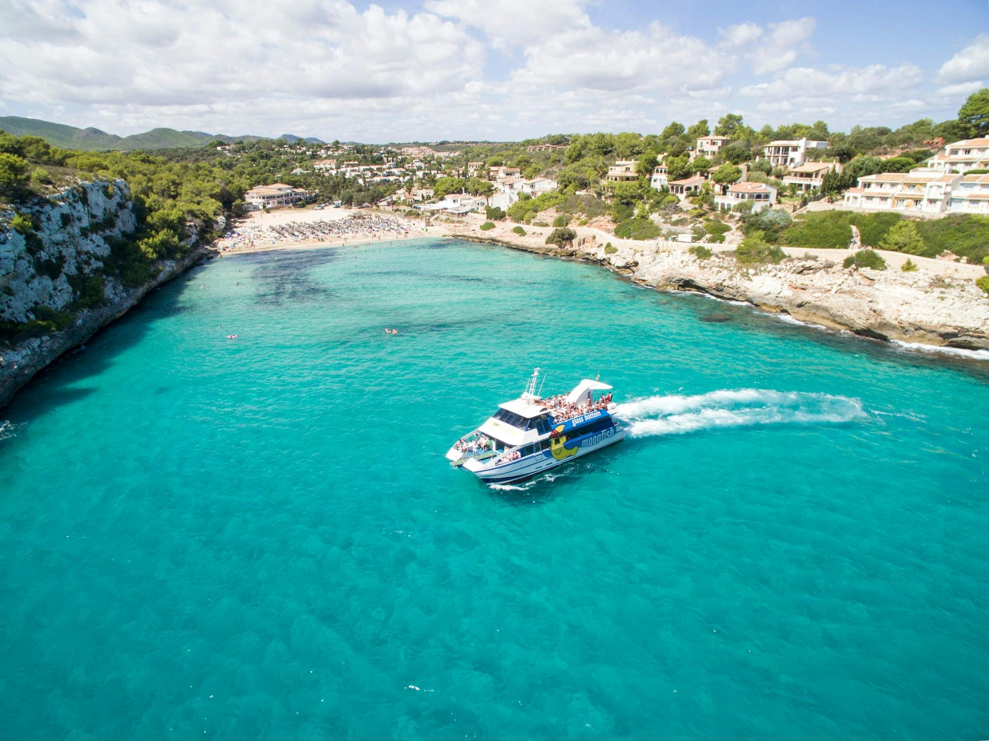 Excursión de 3 horas en barco con fondo de cristal Moonfish con parada para nadar en Cala Morlanda
