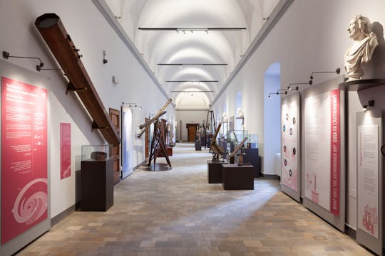Visite de la galerie d'instruments de l'observatoire de Brera avec guide de réalité augmentée