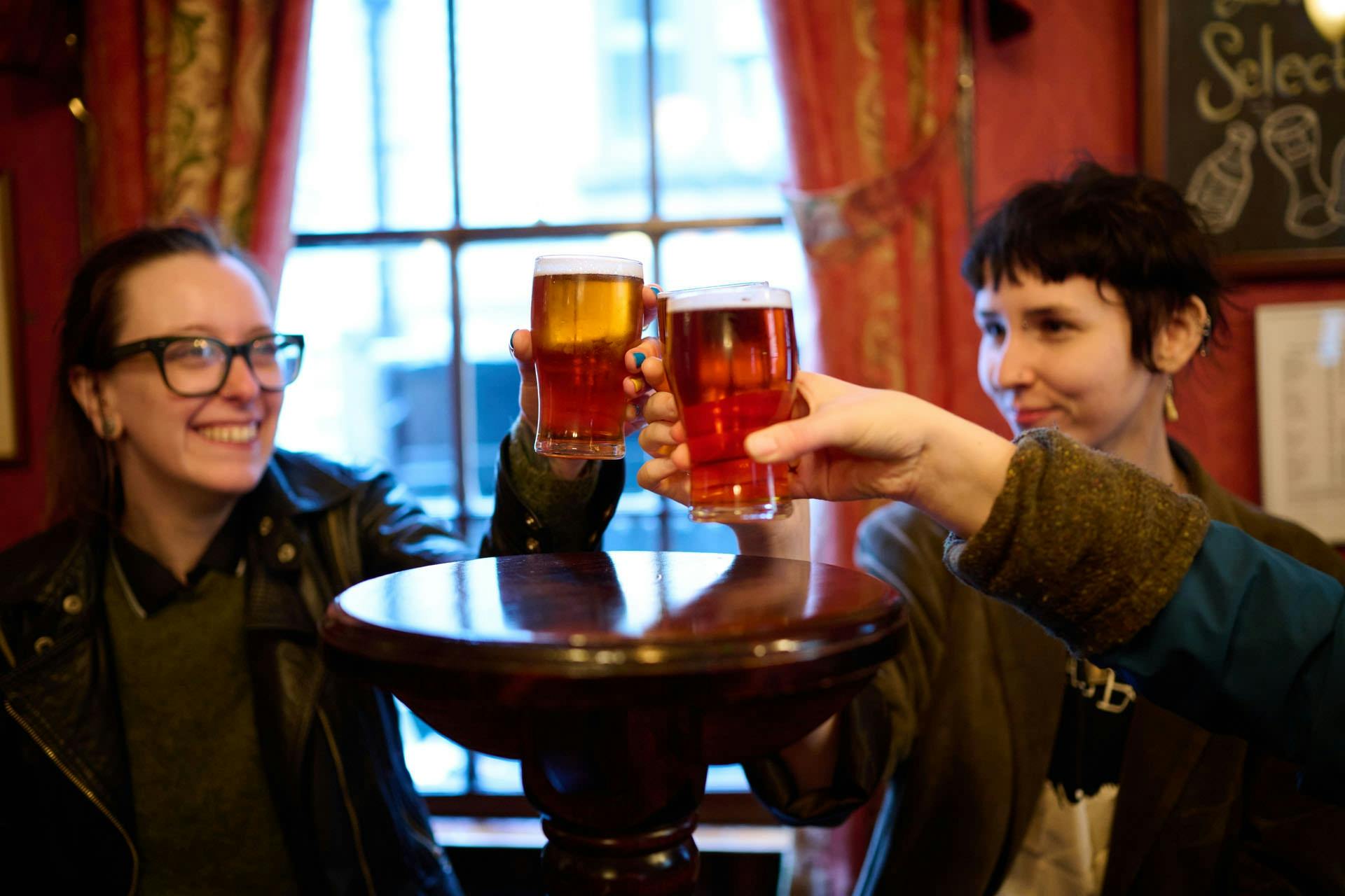 London's historic pubs guided food tour