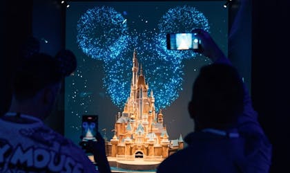 Disney 100: The Exhibition met 1-daagse hop on, hop off-bustour