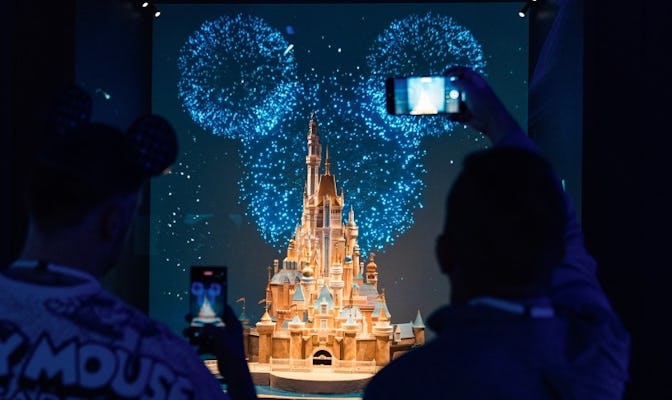 Disney 100: The Exhibition con recorrido de 1 día en autobús turístico
